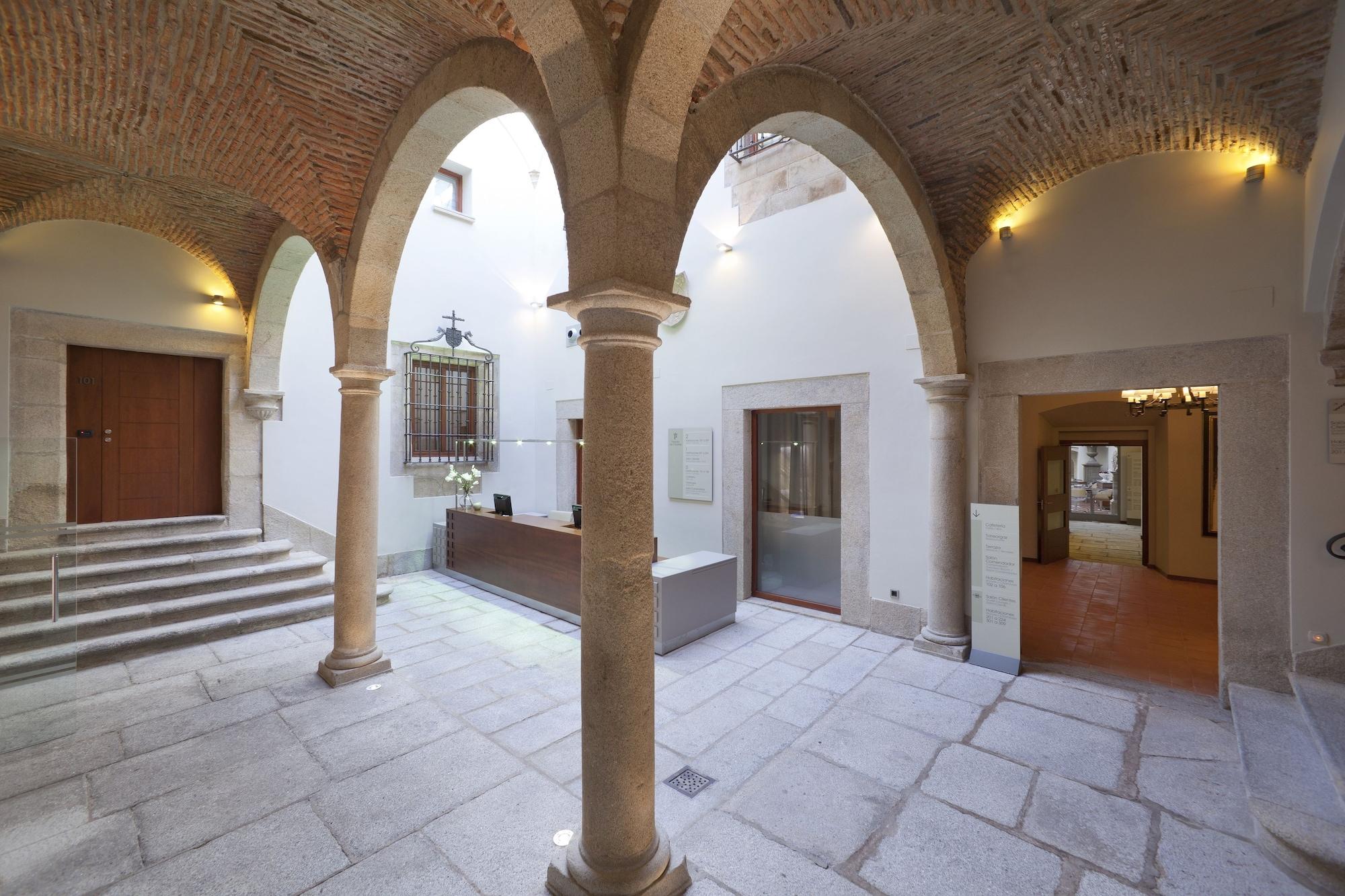 Parador De Caceres Bagian luar foto
