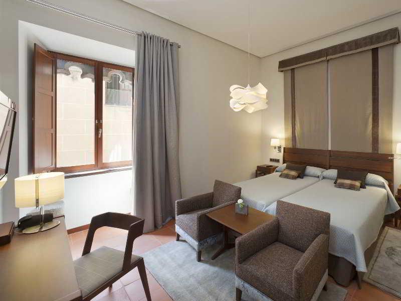 Parador De Caceres Bagian luar foto