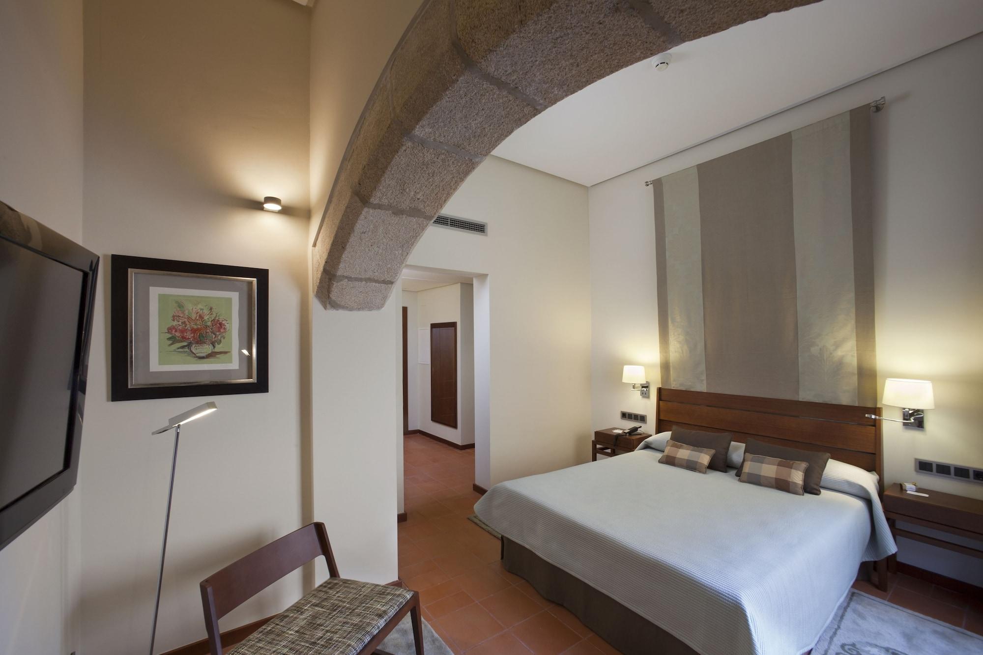 Parador De Caceres Bagian luar foto