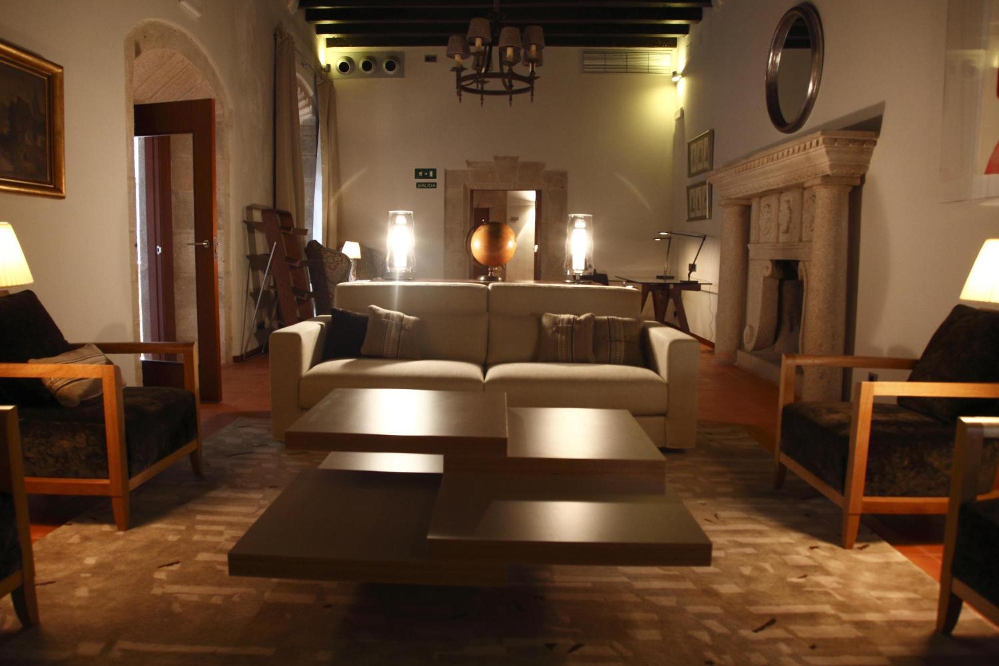 Parador De Caceres Bagian luar foto
