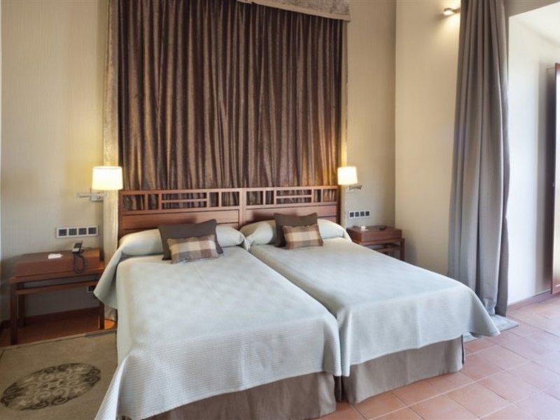 Parador De Caceres Bagian luar foto