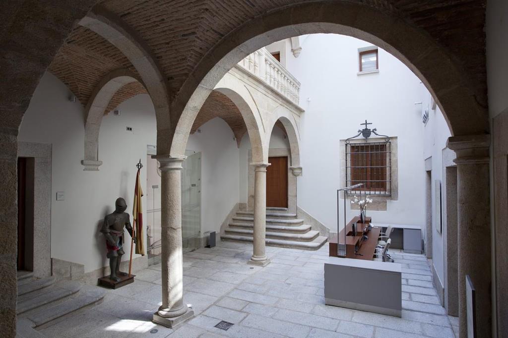 Parador De Caceres Bagian luar foto